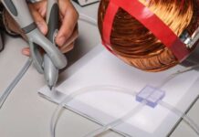 Microcatheter delivers medication to blood vessels microcatheter